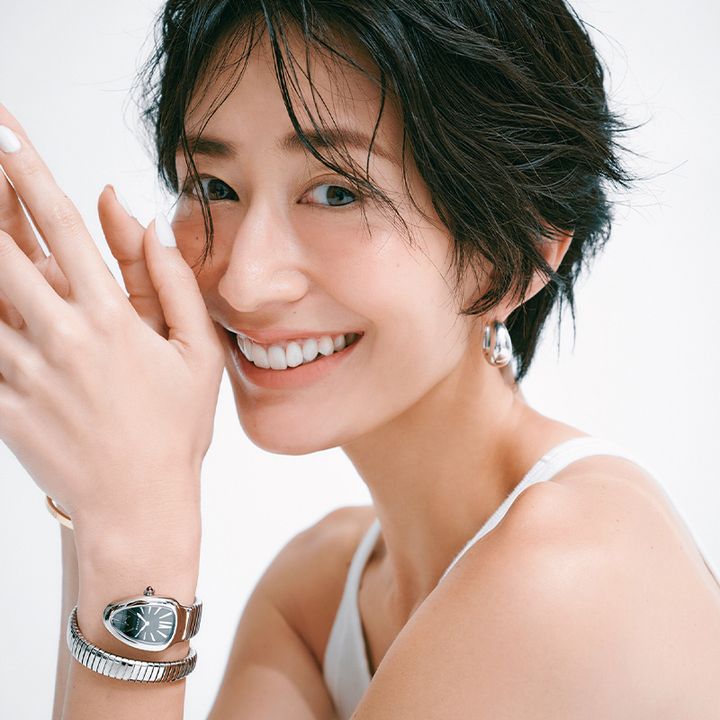 私物のブルガリの腕時計を身につけて微笑む神山まりあさん