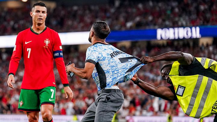 901得点のC・ロナウドに会おうとした乱入者、警備員の超セーブに阻まれる！