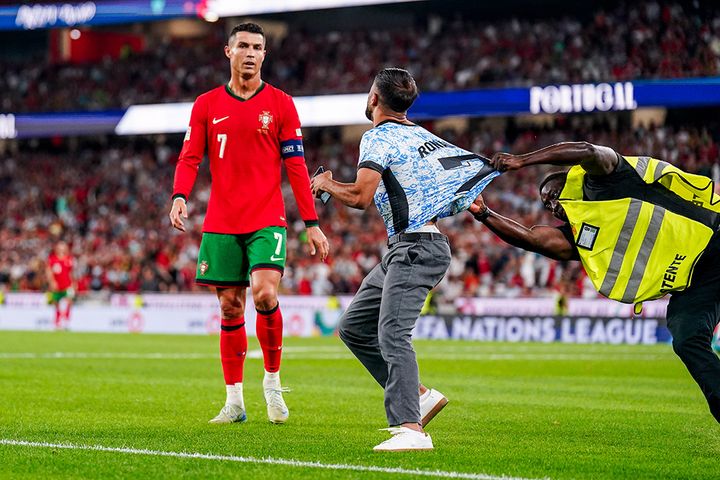 901得点のC・ロナウドに会おうとした乱入者、警備員の超セーブに阻まれる！