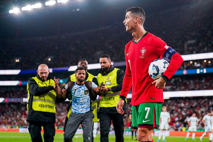 901得点のC・ロナウドに会おうとした乱入者、警備員の超セーブに阻まれる！