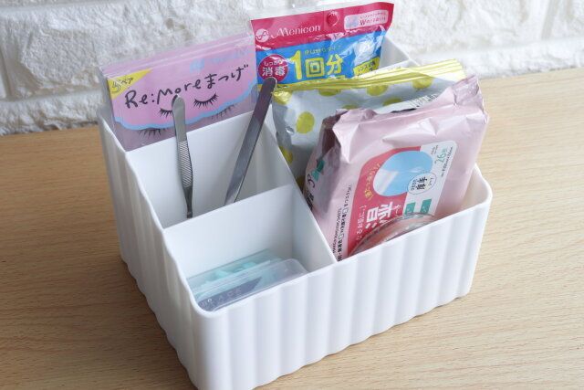 ダイソー ウェーブ小物入れ（仕切り付、13.5cm×18cm×11.4cm）