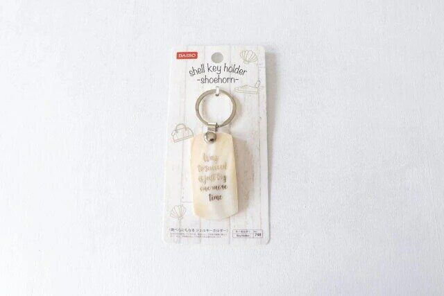 ダイソー 靴べらにもなるシェルキーホルダー パッケージ