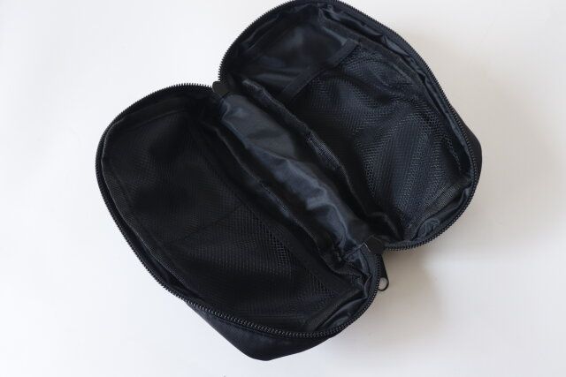 スリーコインズの使いやすいガジェットポーチ BK
