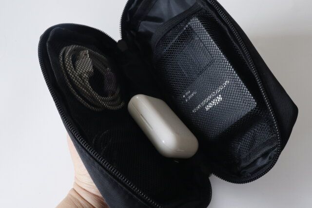 スリーコインズのマチのあるガジェットポーチ BK