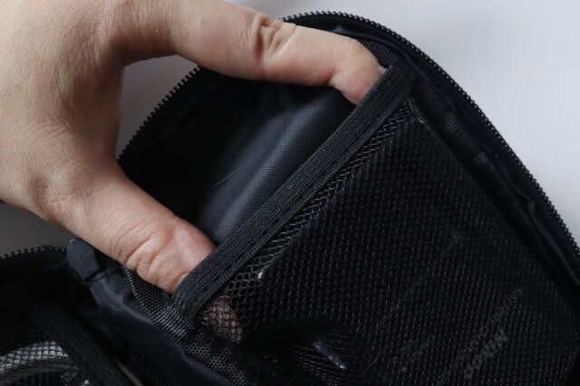 スリーコインズの便利ガジェットポーチ BK