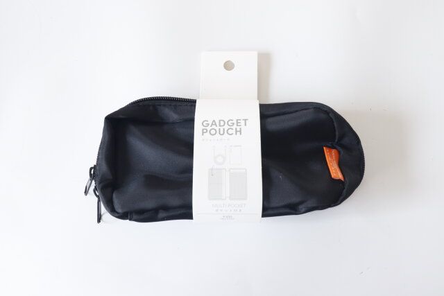 スリーコインズのガジェットポーチ BKのパッケージ