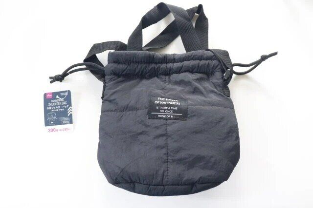 ダイソー ダウン風中わた巾着ショルダーバッグ 商品タグ