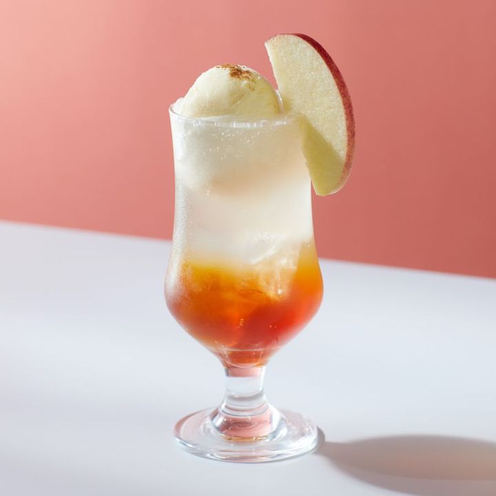 「ティバーナ™ クリーム ソーダ スパイス アップル サイダー（Iced）」1050円（店内利用）、1031円（持ち帰り）