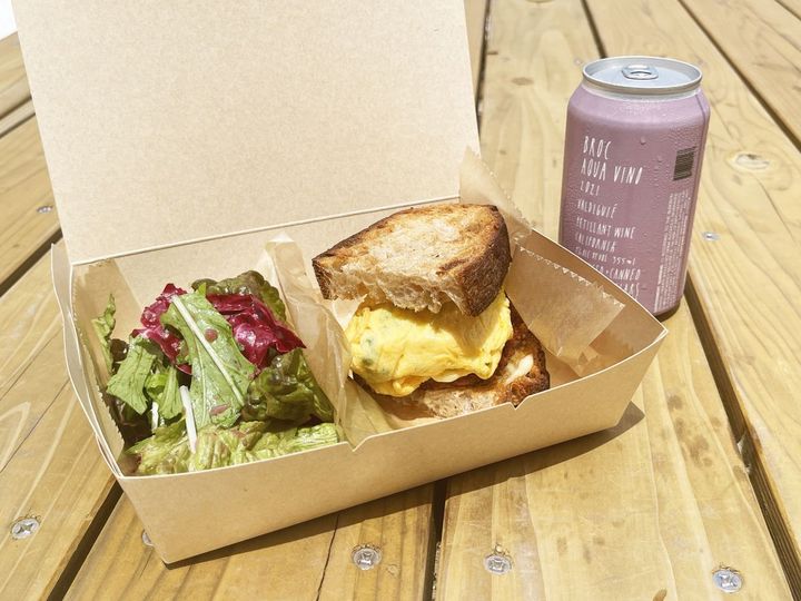 （左から）「オムレツサンド」1200円、「ブロックセラーズカリフォルニア」2400円