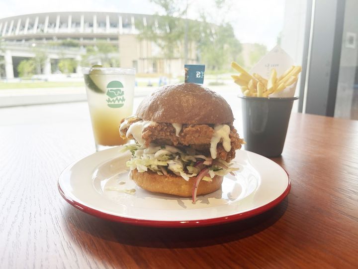 「クラシックフライドチキンバーガー」単品1500円、コンボセット＋800円