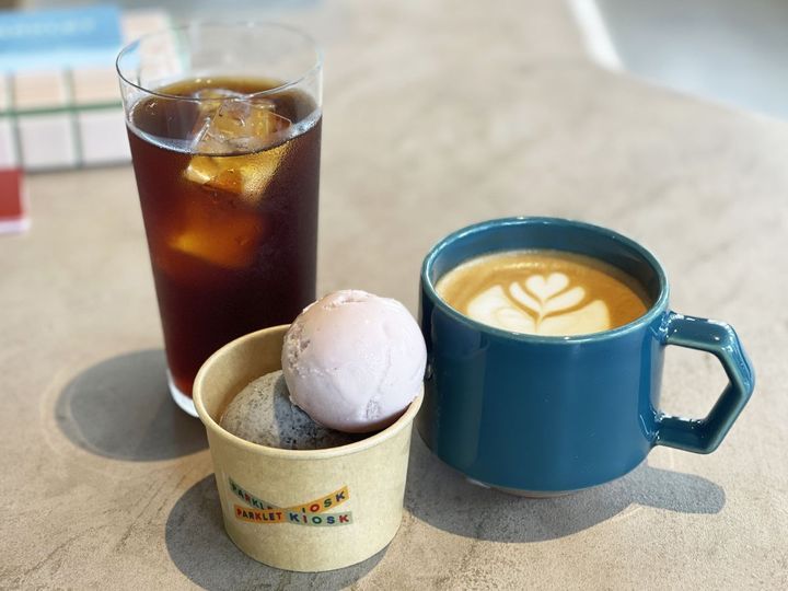 （左から）「本日のアイスコーヒー」500円、「ダブルスクープ」650円、「カフェラテ（HOT）」600円