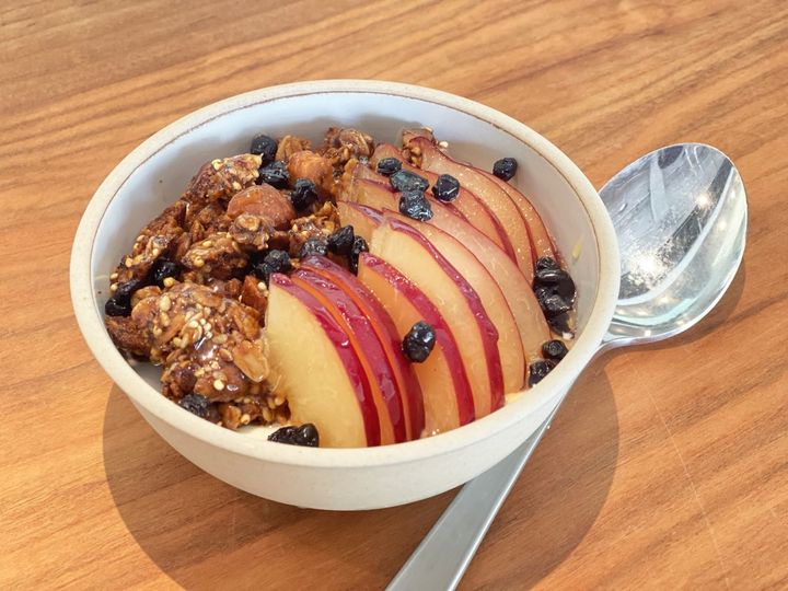 「自家製グラノーラとヨーグルト、季節のフルーツ」700円