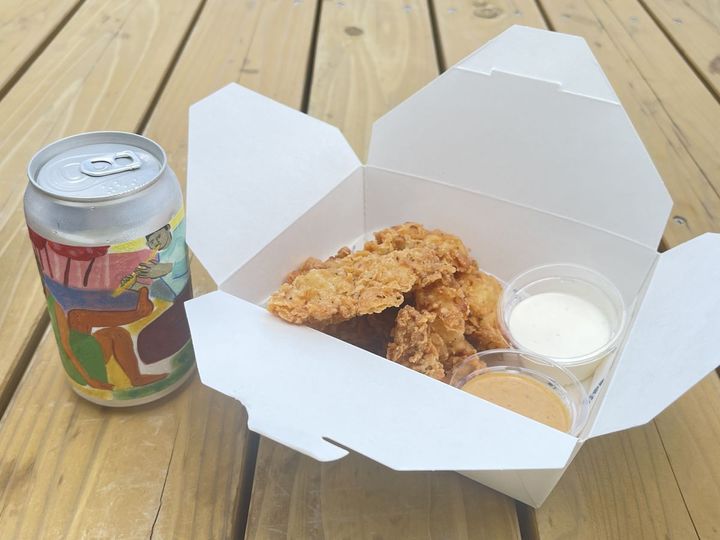 （左から）「Summer Night Serenade」900円、「ポップコーンチキン」1400円、「追加ソース」50円