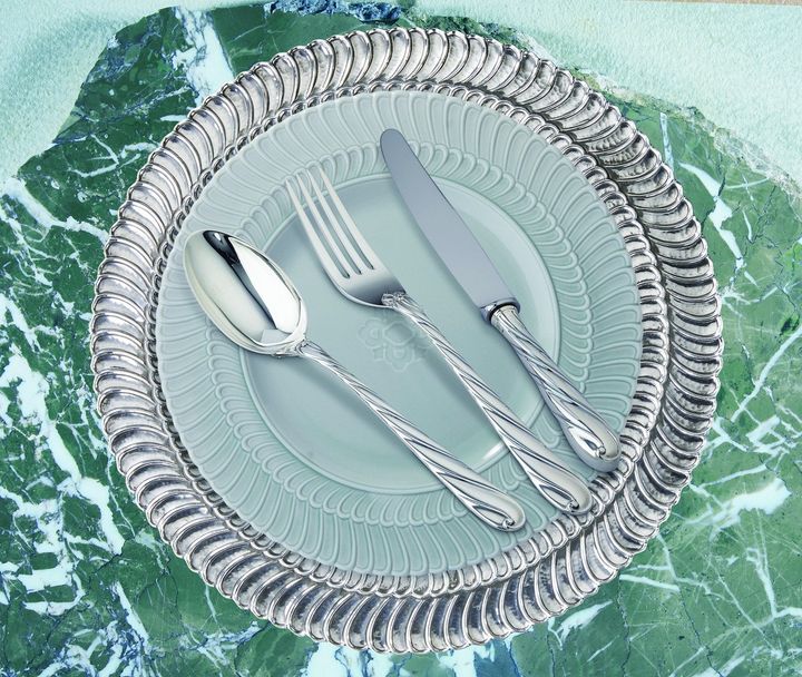 「ルーシュ」シルバープレート34cm ￥605,000、「ダブル ルーシュ」ディナープレート27cm ￥22,000（2点セット）、「トルサード」テーブルスプーン ￥37,950