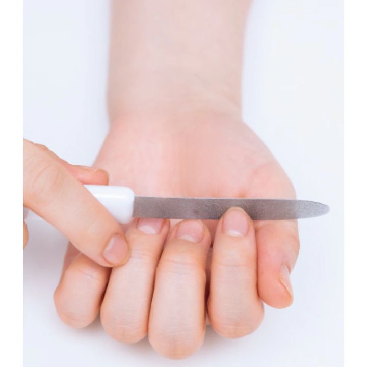 【セルフジェルネイルのやり方】「ネイルファイルは、往復させず、一方向に。力を入れすぎないように爪全体をワンストロークでファイリングするのが◎」