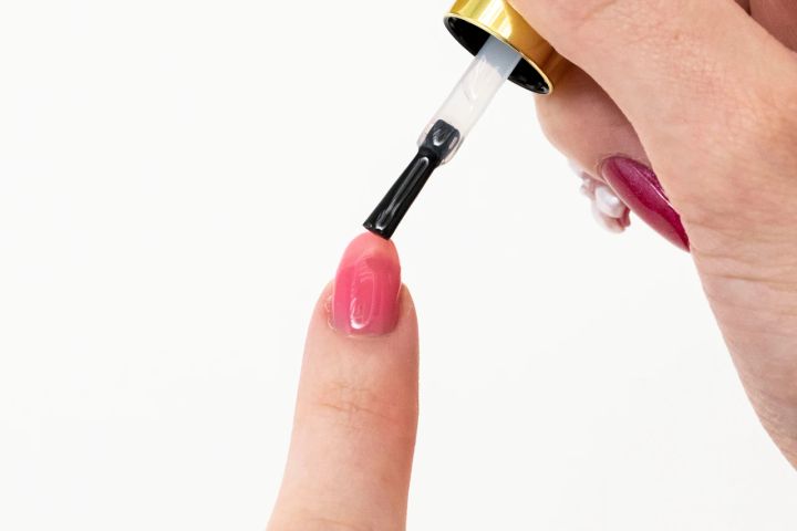 【セルフジェルネイルのやり方】二度目はたっぷり塗ってから硬化を