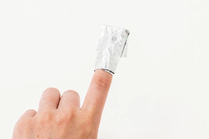 【セルフジェルネイルのやり方】リムーバーをつけたホイルを爪に巻く