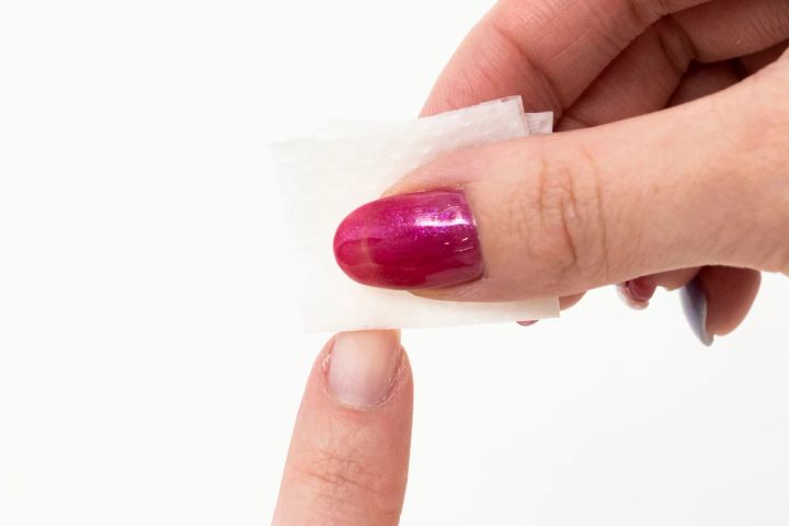 【セルフジェルネイルのやり方】爪表面の水分・油分を拭き取る