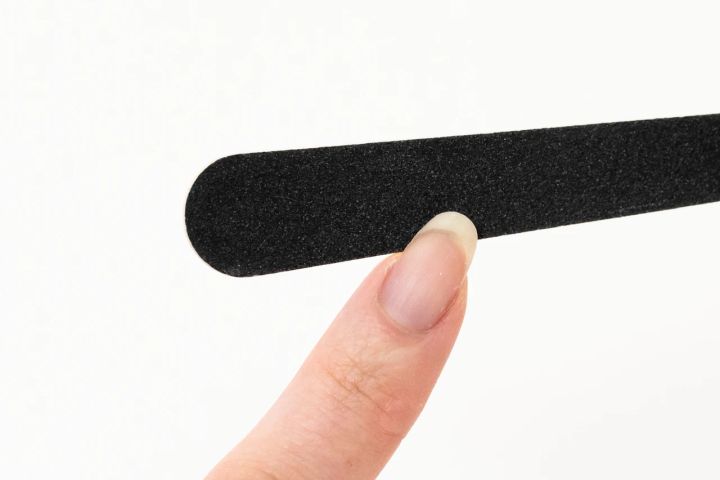 【セルフジェルネイルのやり方】エメリーボードで爪の形を整える