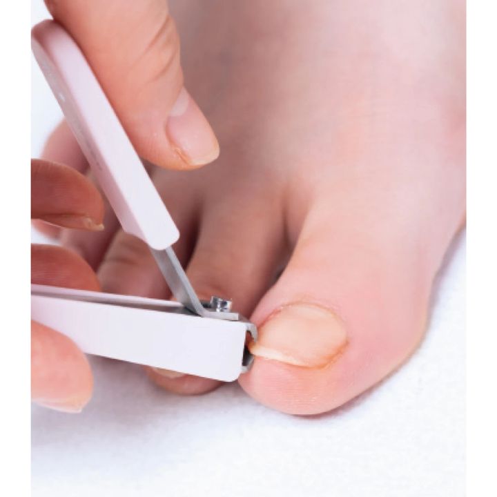 【セルフジェルネイルのやり方】「足の爪、とくに親指の爪先の角を切ってしまうと、巻き爪の原因になることもあるので要注意。短く切りすぎないことも大切です」