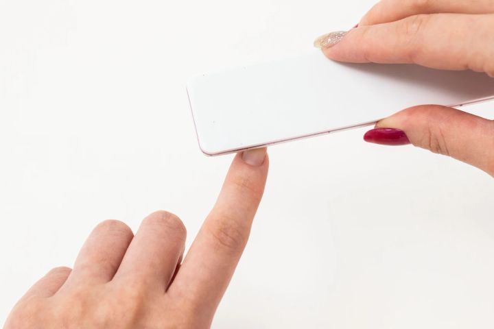 【セルフジェルネイルのやり方】ファイルで爪の表面のツヤを消す