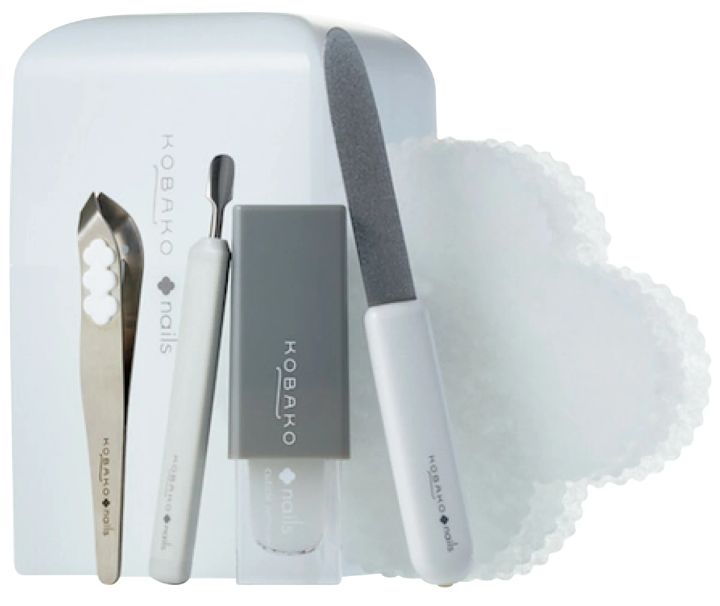 【セルフジェルネイルのやり方】爪の形の調整から不要なルースキューティクルの除去まで、基本的なケアができるスターターキット。KOBAKO ネイルケアセット ¥7000／貝印