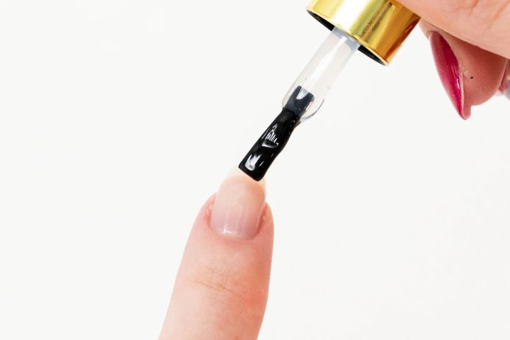 【セルフジェルネイルのやり方】ベースコートを塗って硬化させる