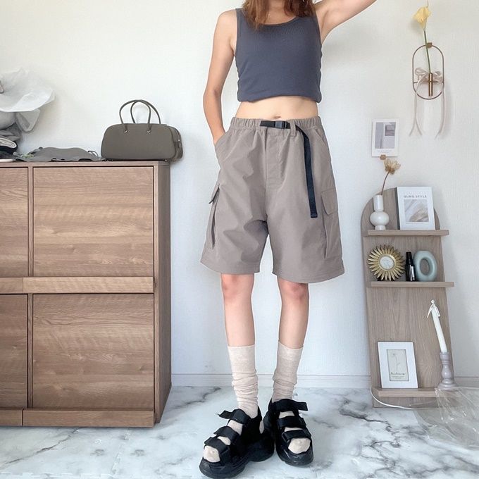 タンクトップ×GUのグレーの「コンバーチブルワイドカーゴパンツ」