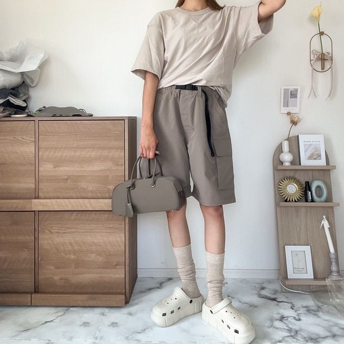 Tシャツ×GUのグレーの「コンバーチブルワイドカーゴパンツ」