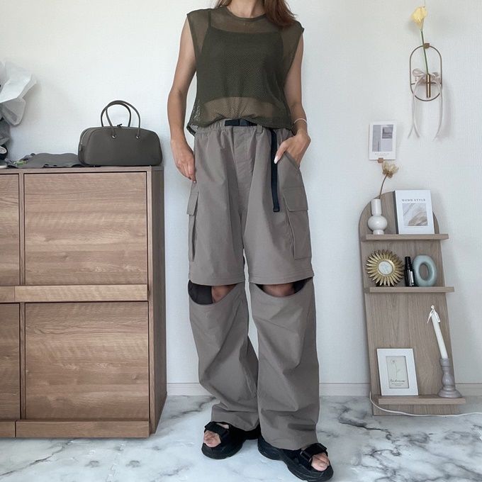 メッシュトップス×GUのグレーの「コンバーチブルワイドカーゴパンツ」