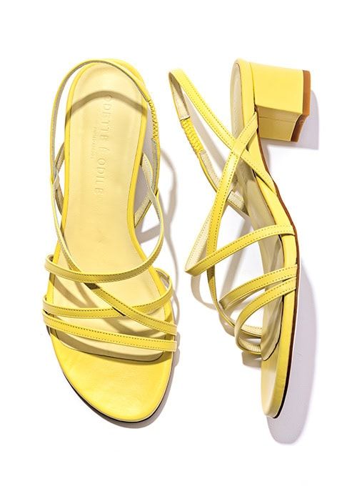 肌なじみのいいパステルイエローなら、より一層ヌーディで女っぽい足元に。［H5］¥19,800（オデット エ オディール／オデット エ オディール 新宿店） 