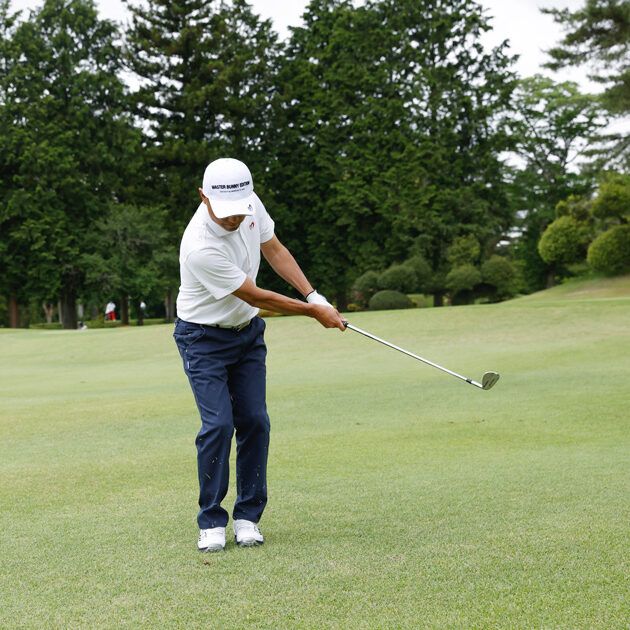 30ヤードのアプローチは「ボールを投げるリズム」で打つ！