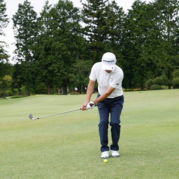 30ヤードのアプローチは「ボールを投げるリズム」で打つ！