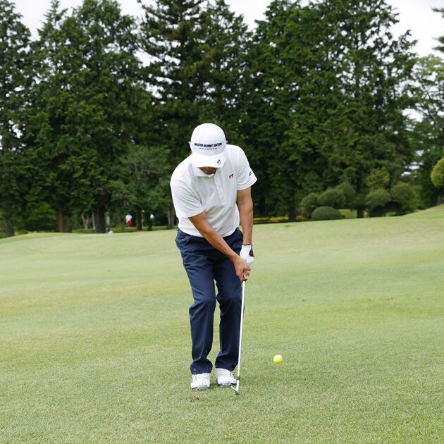 30ヤードのアプローチは「ボールを投げるリズム」で打つ！