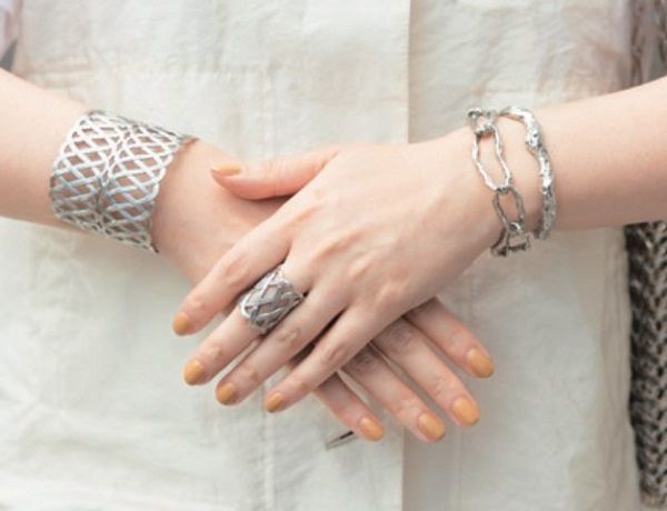 砂辺綾子さんの私服スナップ ADER BIJOUXのバングルなど