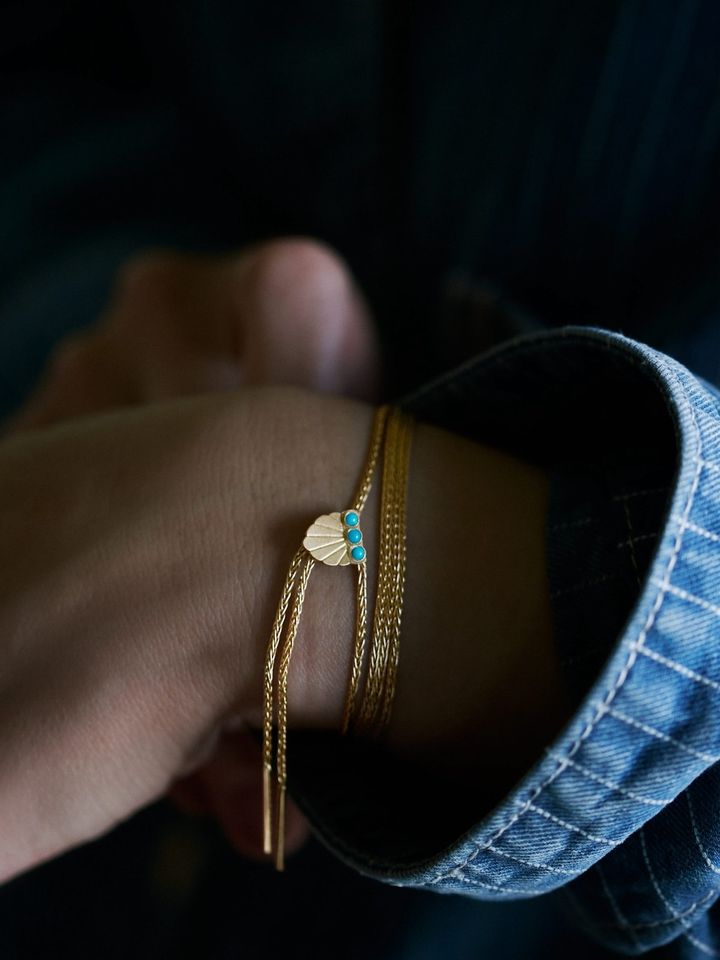 ネックレスは手首に巻いてブレスレットとしても楽しめる