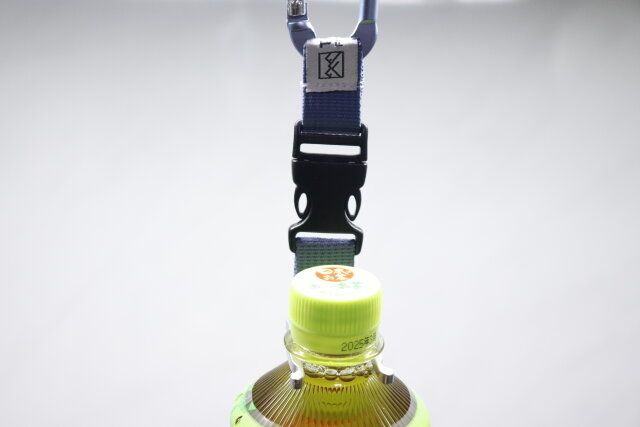 セリアのカラビナ付きペットボトルホルダー TH