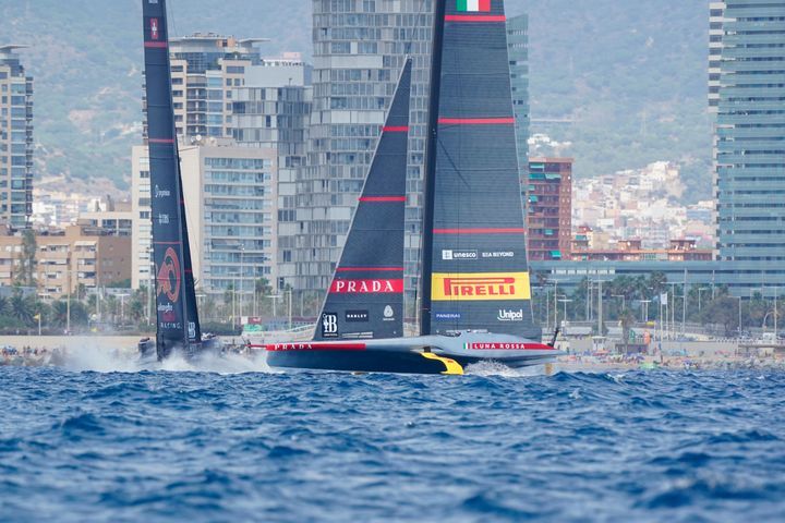 地中海を帆走するプラダのルナ・ロッサ。