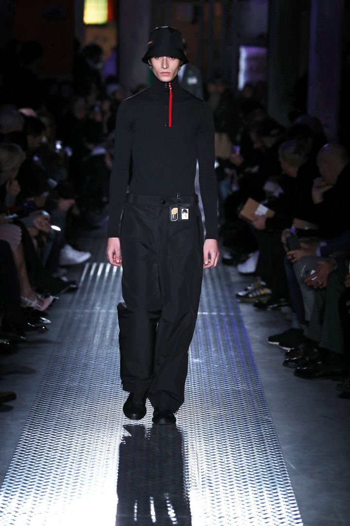 プラダ 2018-19年秋冬メンズコレクションより。