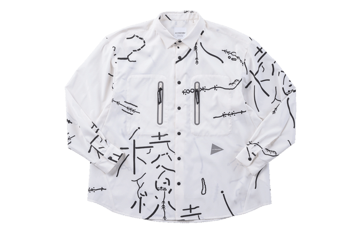 〈アンドワンダー〉のシャツ