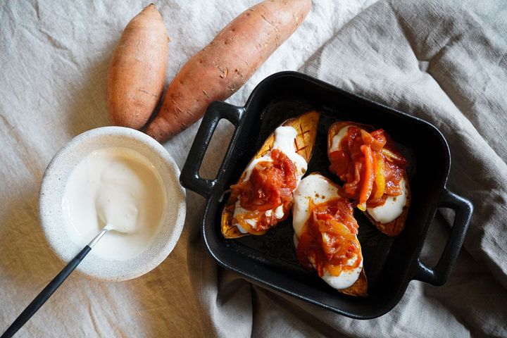 「さつまいものローストボート」。オーブンでローストしたさつまいもにパプリカを使ったスパイシーなソースと豆乳のクリーミーなソースを添えて。Photo_ Courtesy of Vernhes Hanako