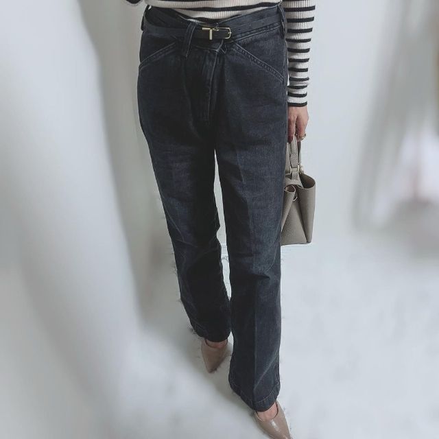 黒のシューカットデニムパンツを着用