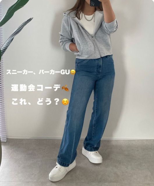 ブルーのシューカットデニムパンツを着用したコーデ