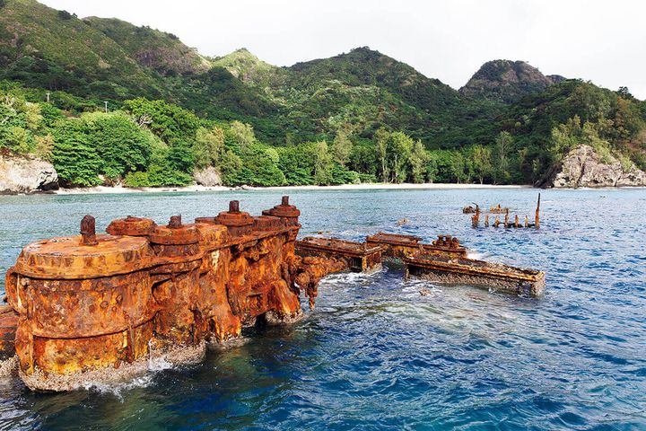 小笠原諸島の境浦海岸に残る座礁船、濱江丸
