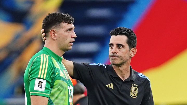 エミリアーノ・マルティネス、クレイジーすぎる…敗戦後にTVのカメラをぶっ叩く