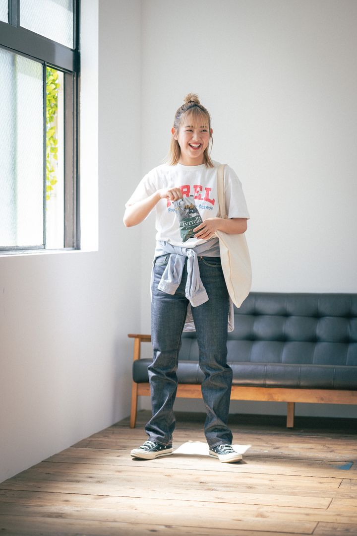 初秋の白Tコーデ2選。肌寒い時に頼れる羽織りを巻いておこう！【FUDGE FRIEND おしゃれさんの毎日コーディネート｜鈴木楽々】