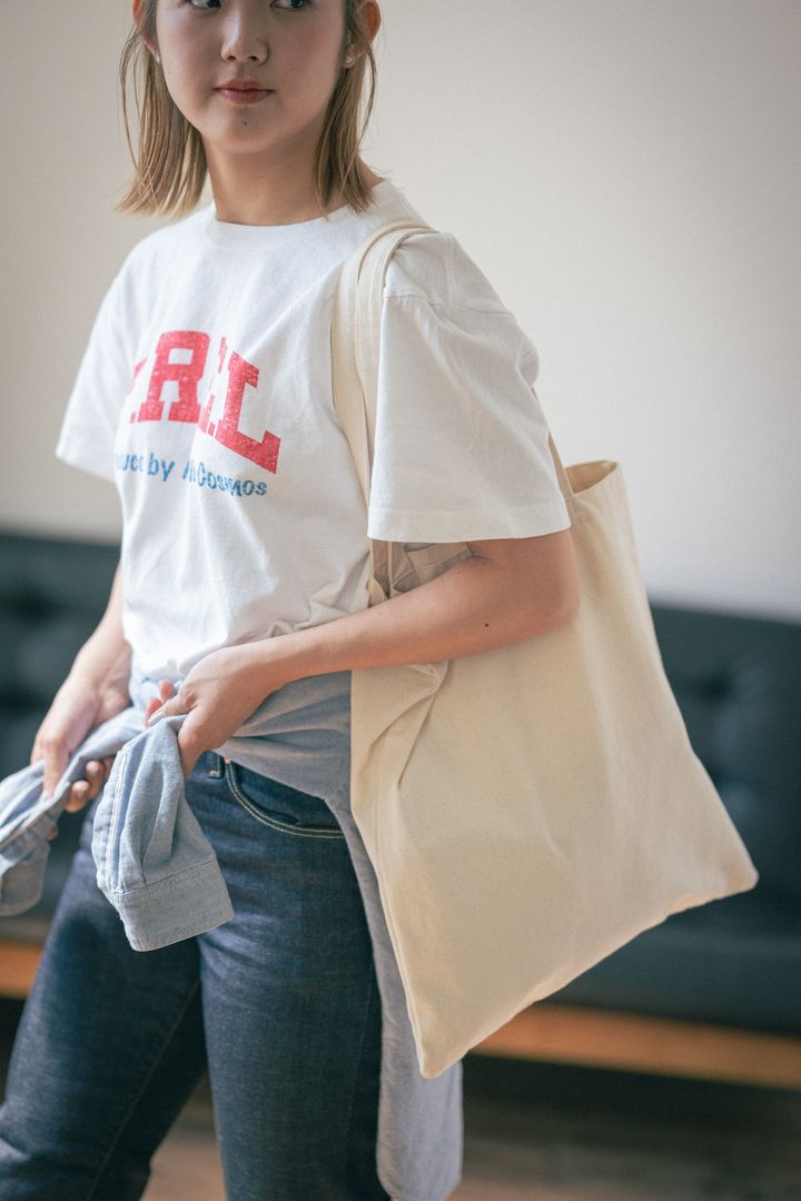 初秋の白Tコーデ2選。肌寒い時に頼れる羽織りを巻いておこう！【FUDGE FRIEND おしゃれさんの毎日コーディネート｜鈴木楽々】