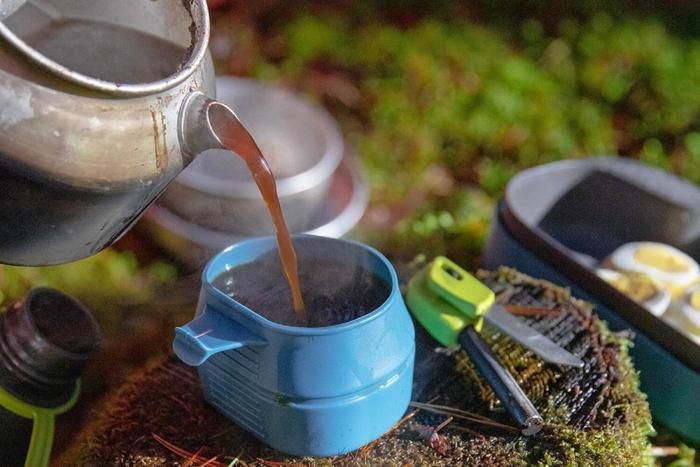 WildoのFOLD A CUPにお湯を注いでいるところ