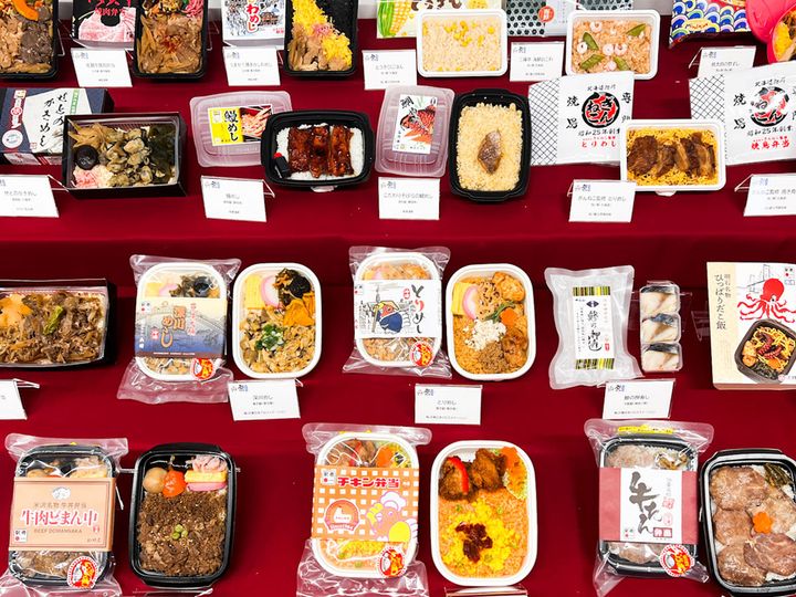 テーブルに並んだ「【冷凍駅弁】駅弁屋 祭」の冷凍駅弁