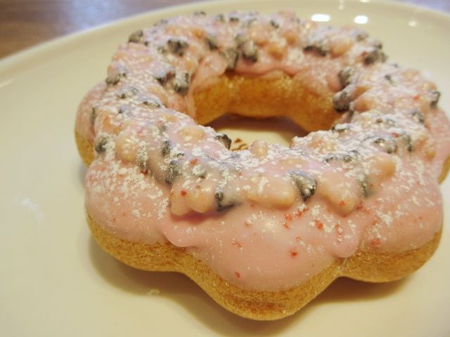 皿に出したポン・デ・いちごのブラックサンダー